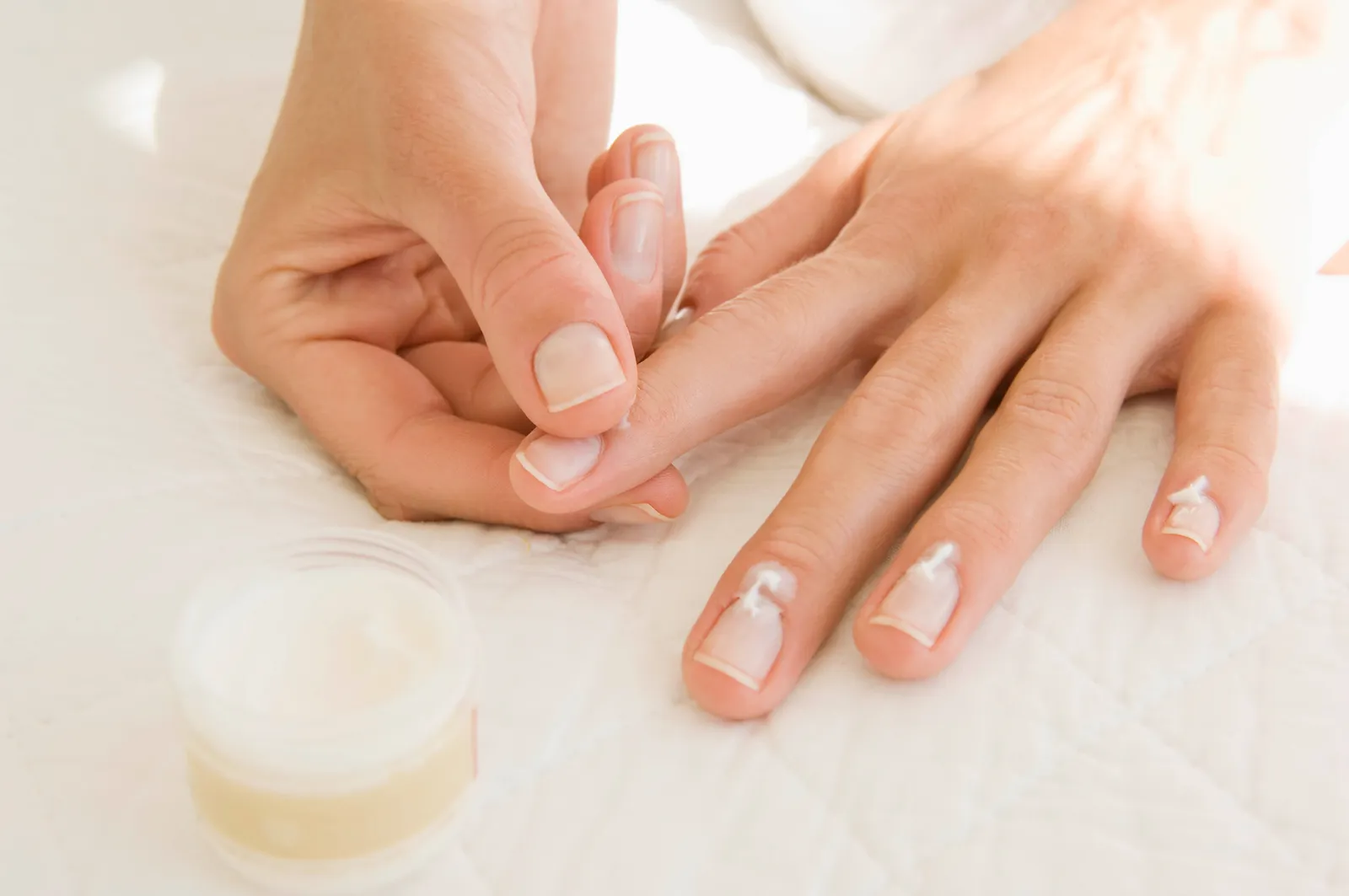 Say Goodbye to Brown Nail Polish with Remover – Here’s How插图