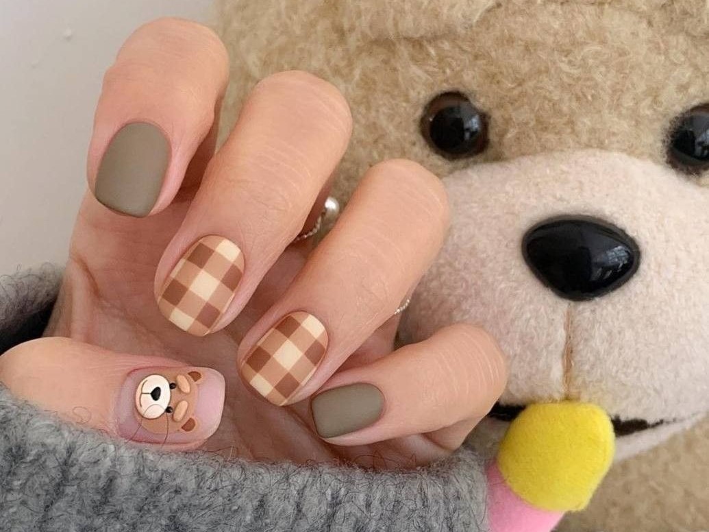 Embrace the Fall Vibes with 15 Brown Nail Ideas插图4