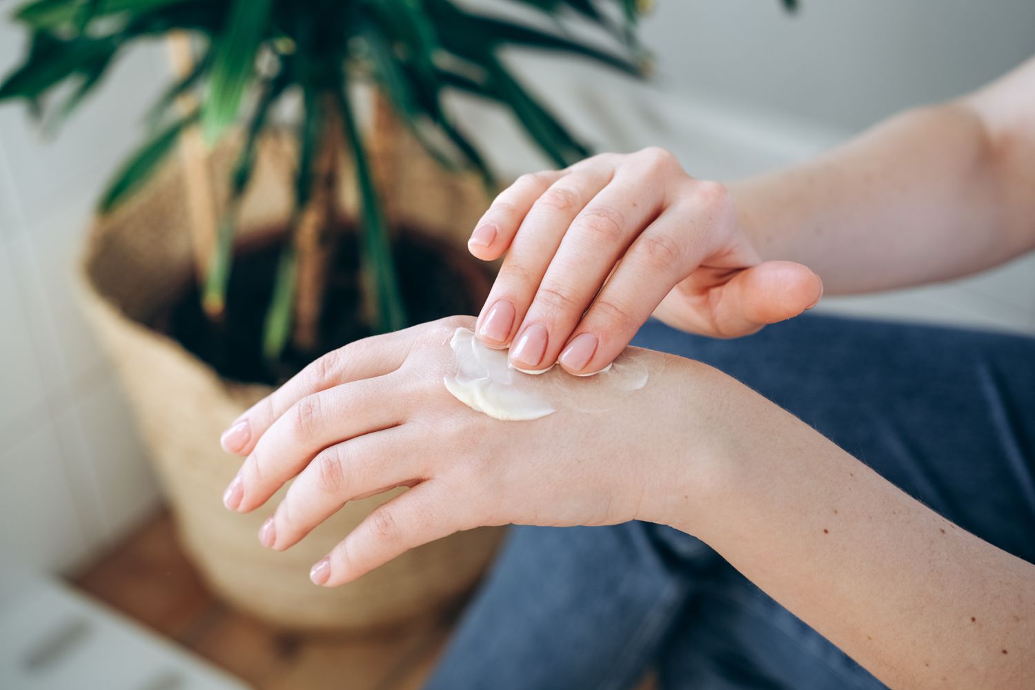 Hand Cream vs. Lotion: Which is Better for Dry Skin?插图