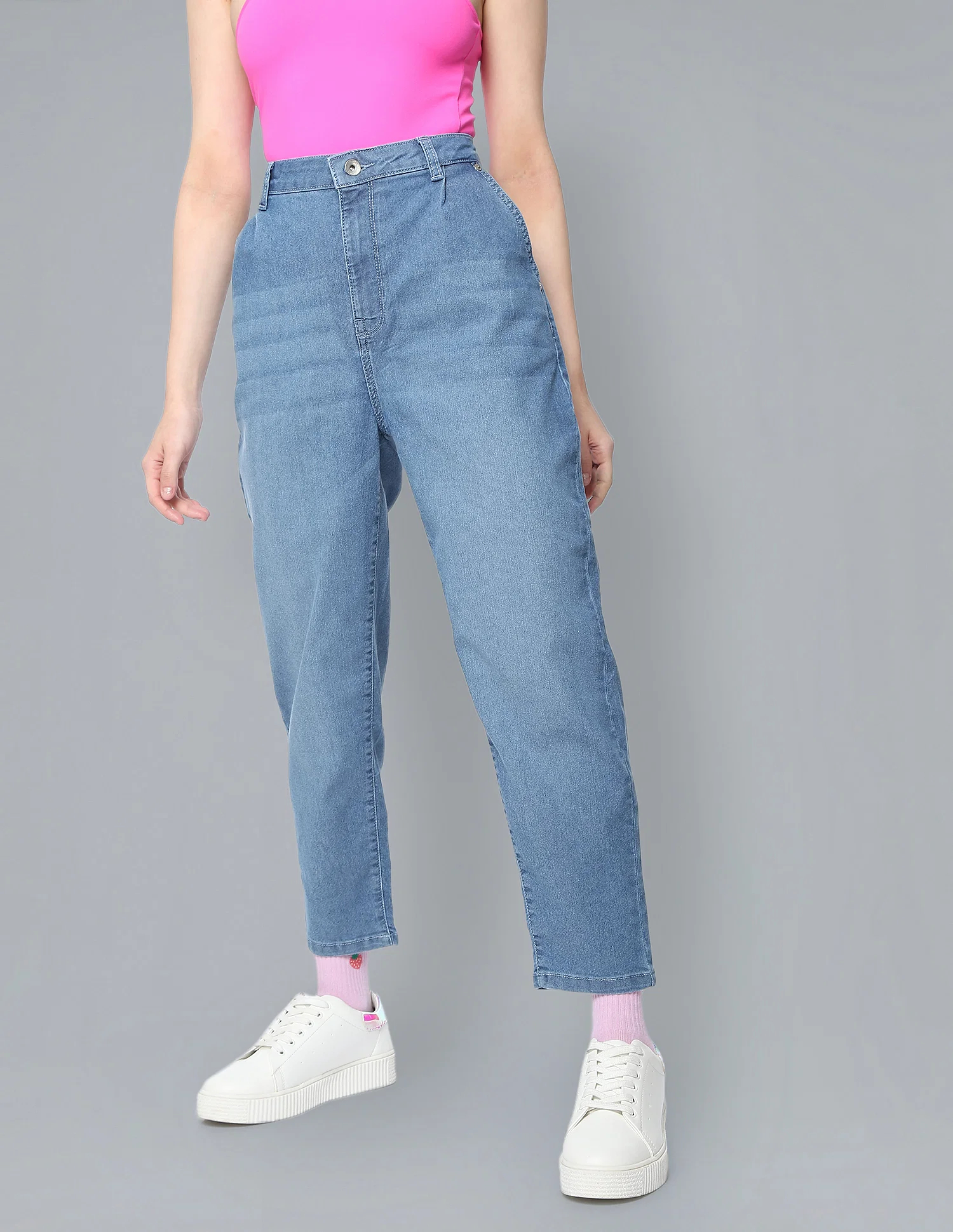 Mom jeans for women have become a popular and beloved fashion trend among women of all ages for several reasons.