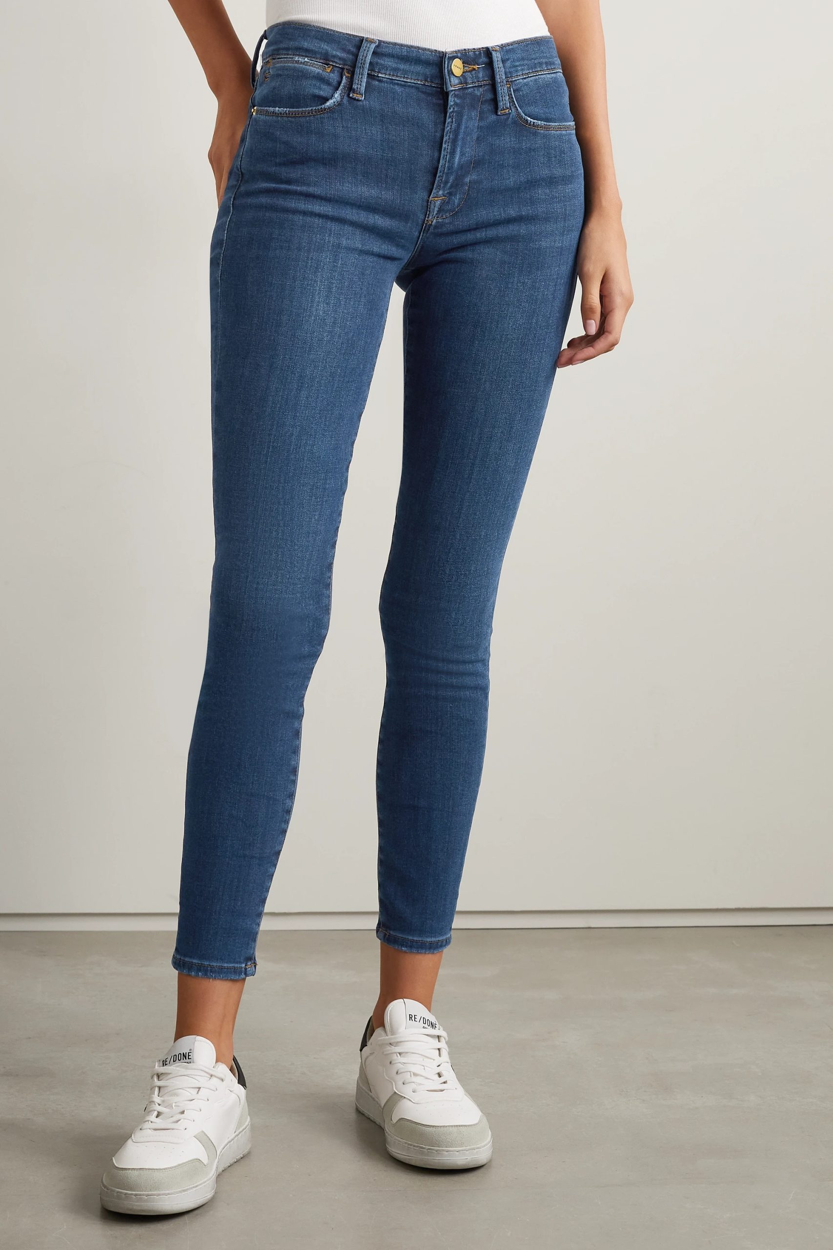 Best jeans for tall women, finding jeans that offer the right fit can be a challenge. The right pair of jeans can accentuate long legs and create a balanced silhouette.