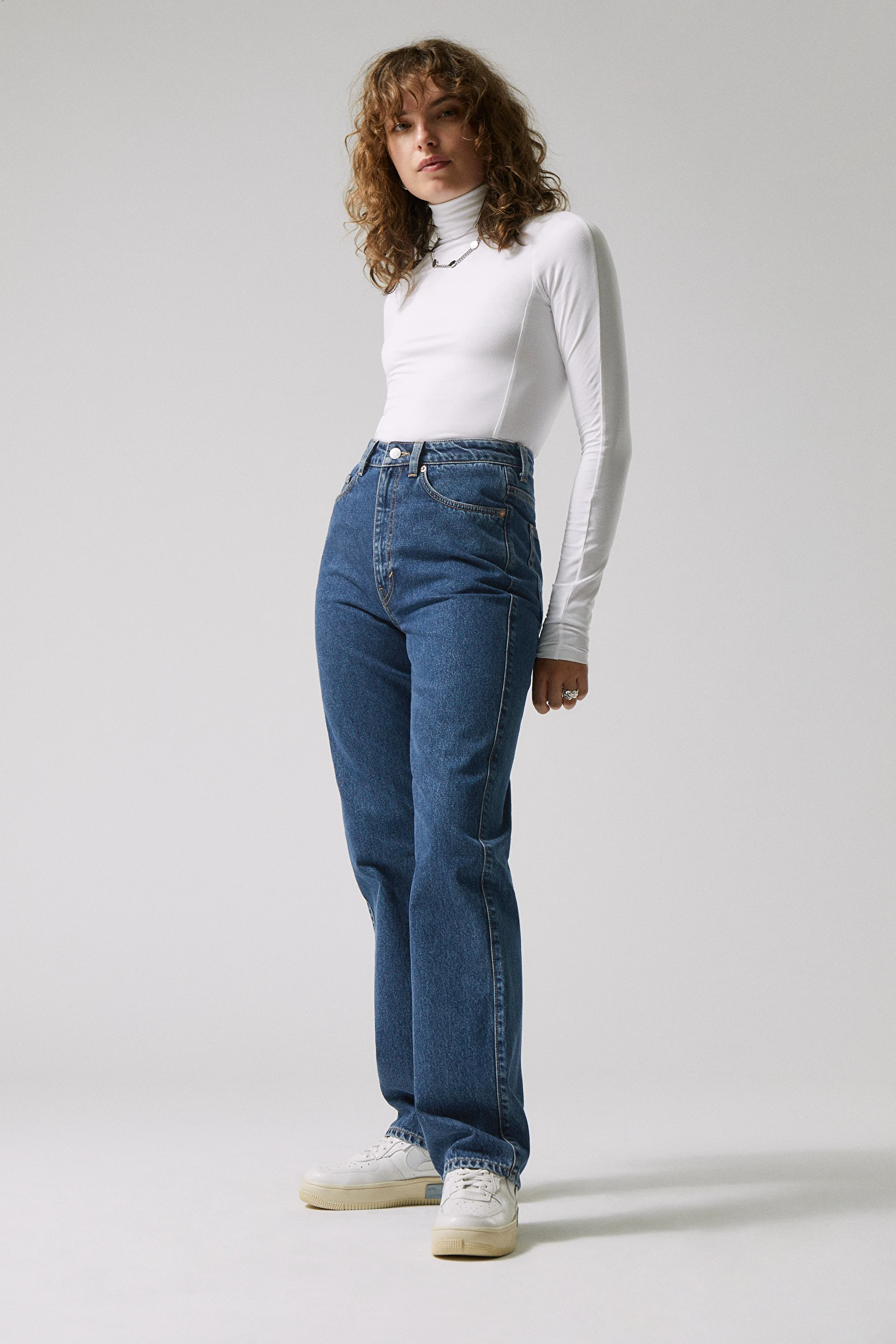 High wasted jeans have surged in popularity as a staple in fashion-forward wardrobes, universally lauded for their flattering fit and versatility.