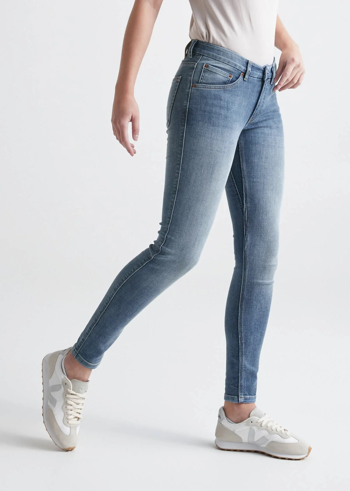 Stretch denim jeans have become a wardrobe staple for their comfort, versatility, and timeless appeal. Whether you're aiming