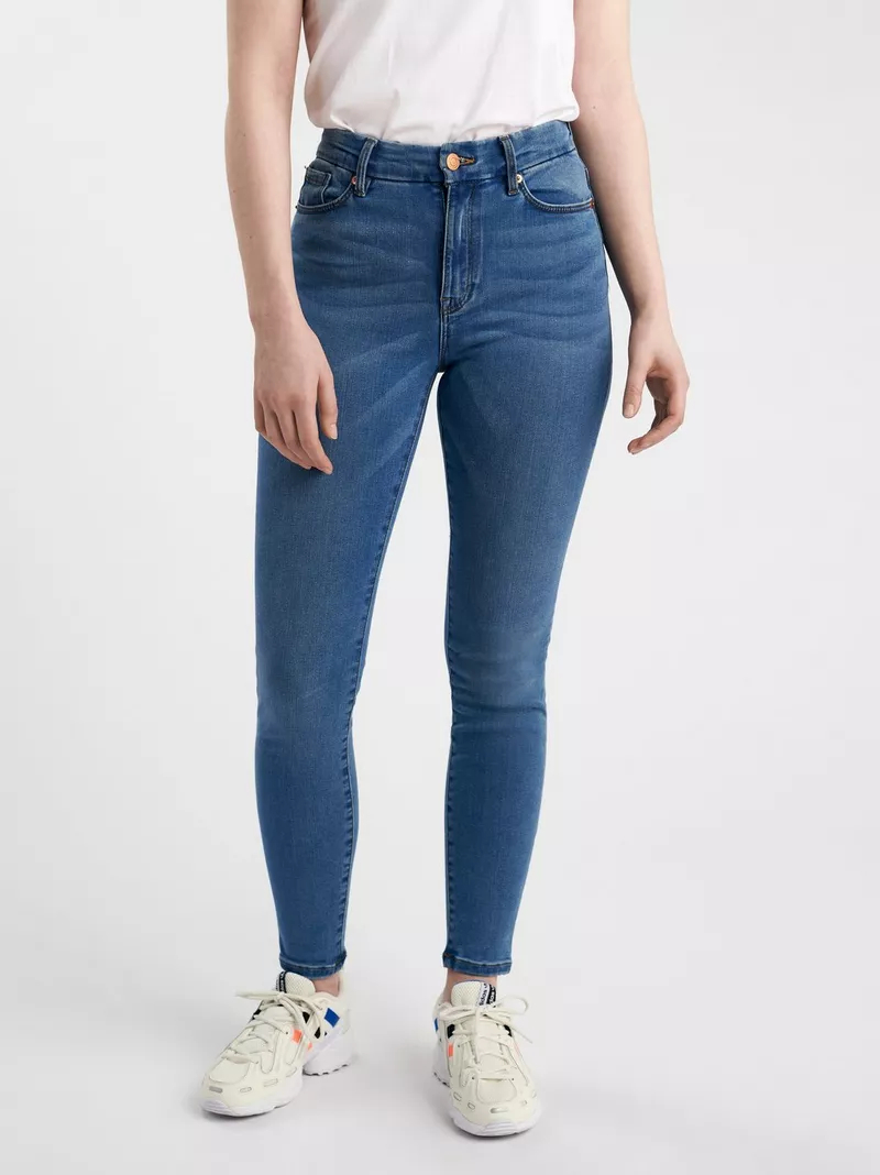 Super stretchy jeans, also known as jeggings or stretch denim jeans, have gained immense popularity in recent years