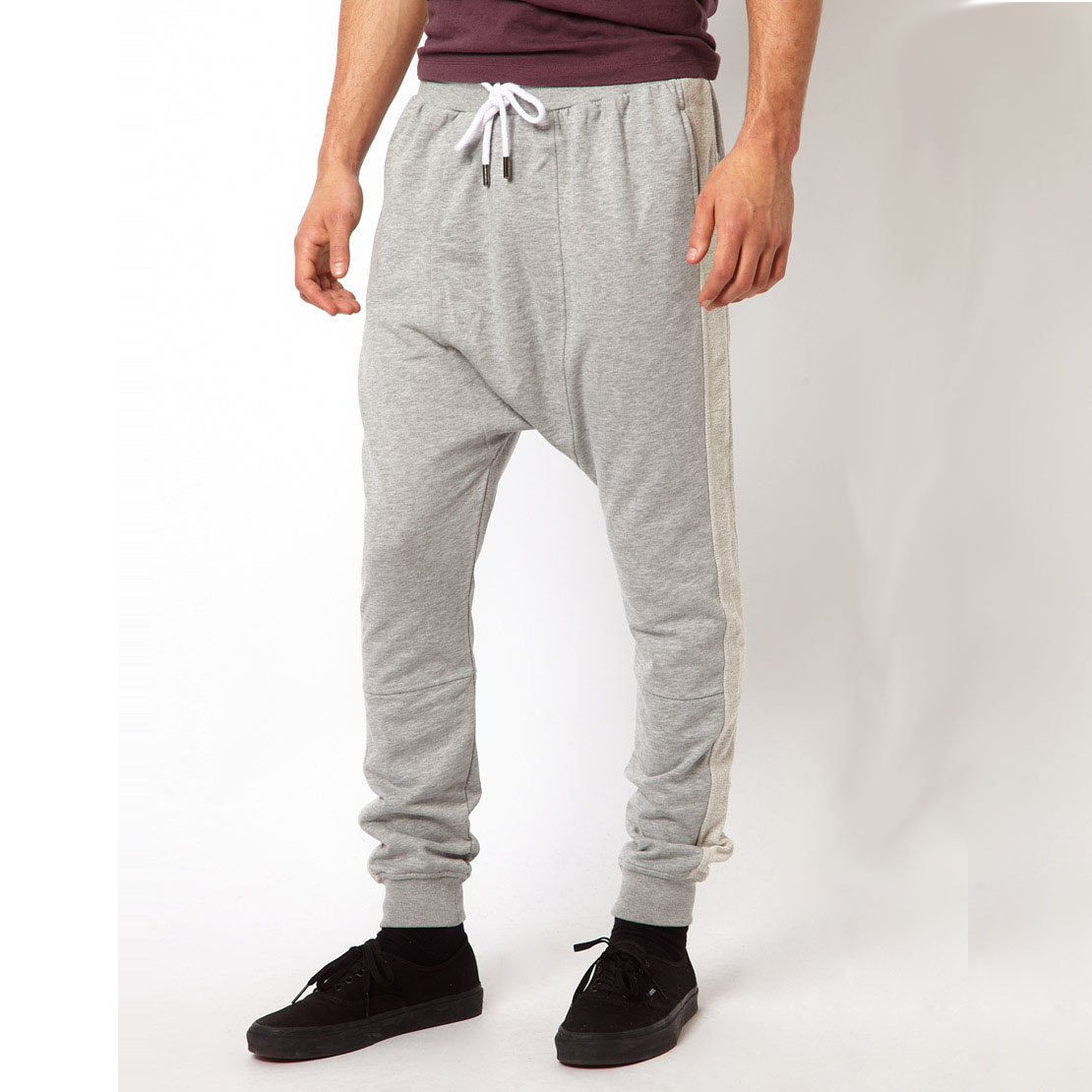 Baggy pants men have made a stylish comeback, offering both comfort and versatility in modern fashion. However, mastering