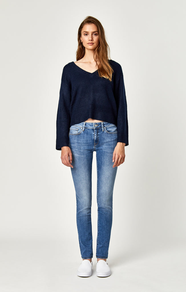 Low rise jeans women have been a fashion staple since the early 2000s, offering a stylish alternative to traditional high-waisted designs.