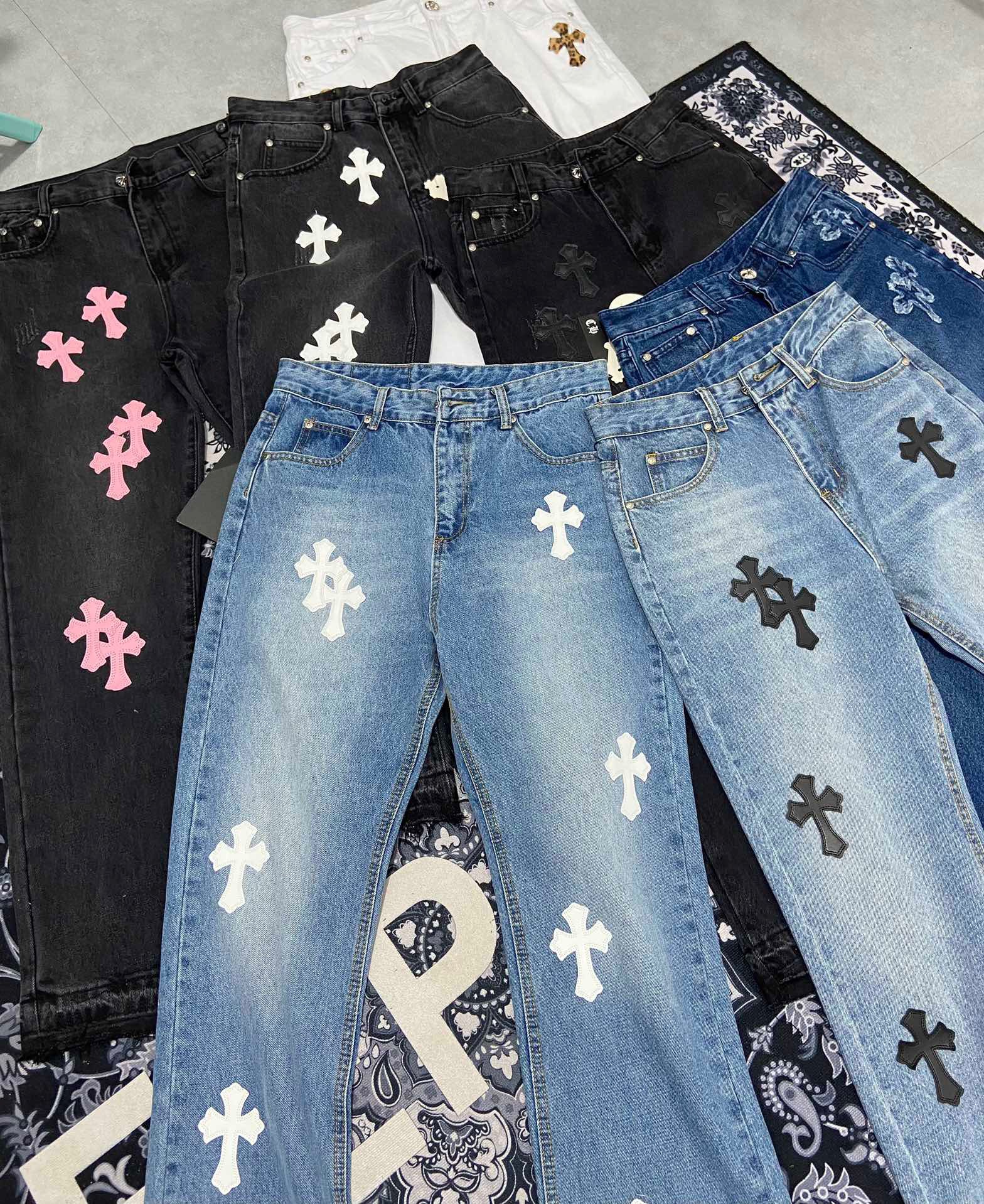 Chrome heart jeans, renowned for its edgy and luxurious designs, has made a significant impact in the fashion industry