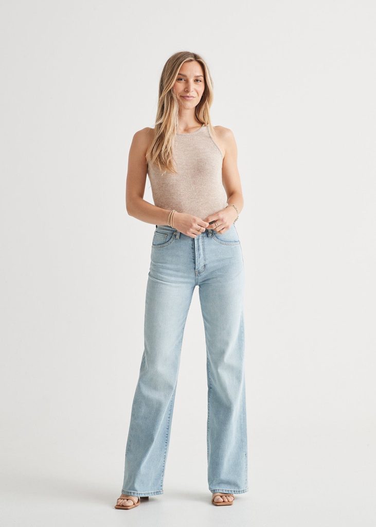 Wide leg jeans women have made a triumphant return to the fashion scene, offering a chic and versatile alternative to traditional denim styles.